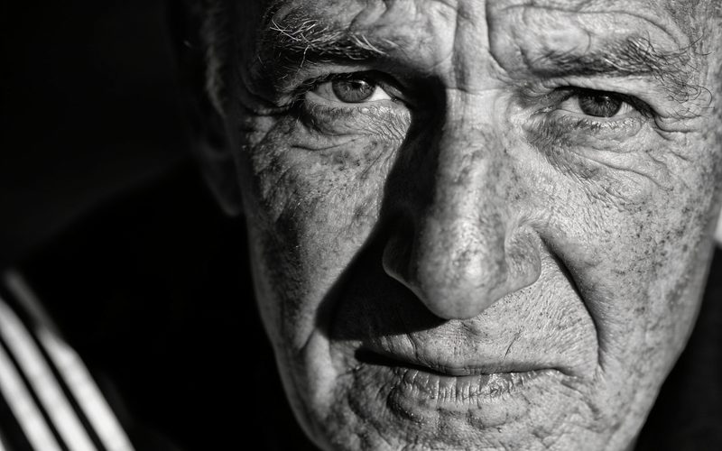 پرتره‌ی سیاه‌وسفید دراماتیک — خروجی واقعی پرامپت این سبک